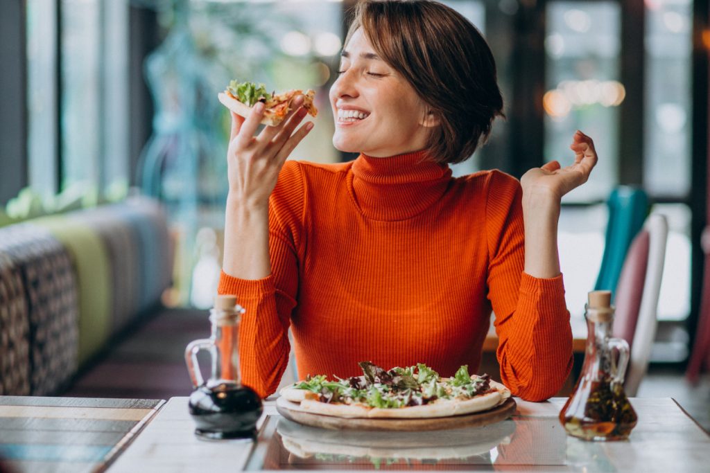 Mujer comiendo